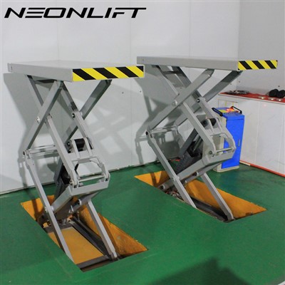 Kuoppaan asennettu saksiautonostin